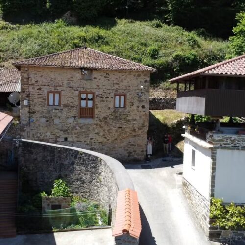 Casona Tradicional de Piedra con Hórreo, Huerto y Vistas en San Vicente de Tineo